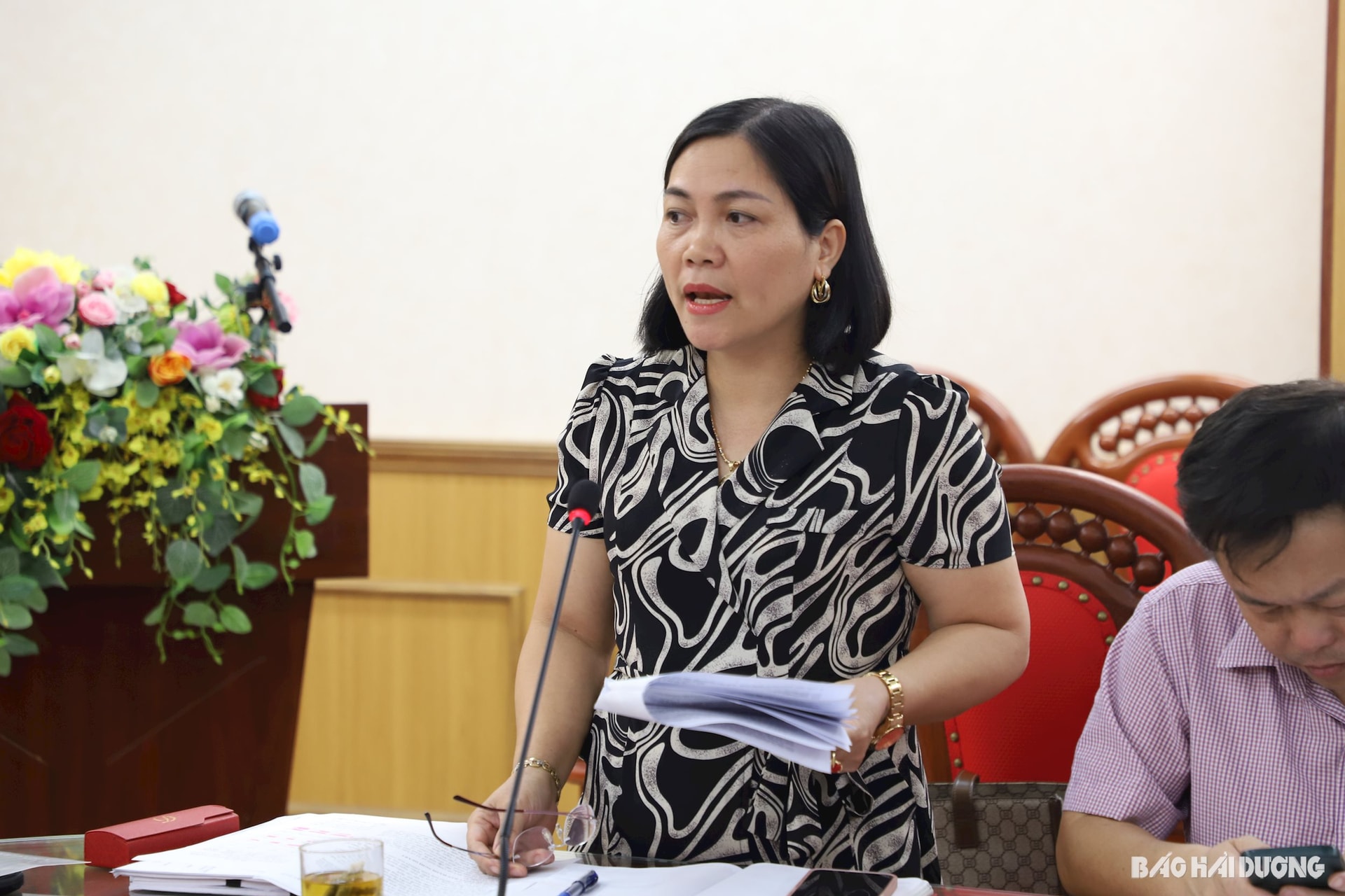 Phó Giám đốc Sở Nông nghiệp và Phát triển nông thôn Phạm Thị Đào báo cáo một số nội dung liên quan đến tờ trình đề nghị ban hành Nghị quyết của HĐND tỉnh về 