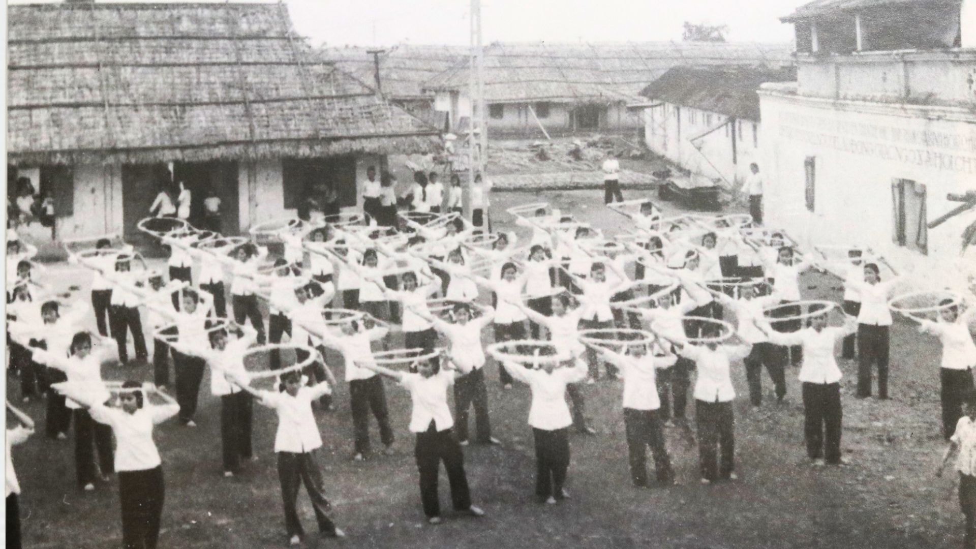 Học sinh trường số 8 tập điệu múa vòng, khoảng năm 1959-1960. Ảnh: Tưliệu.