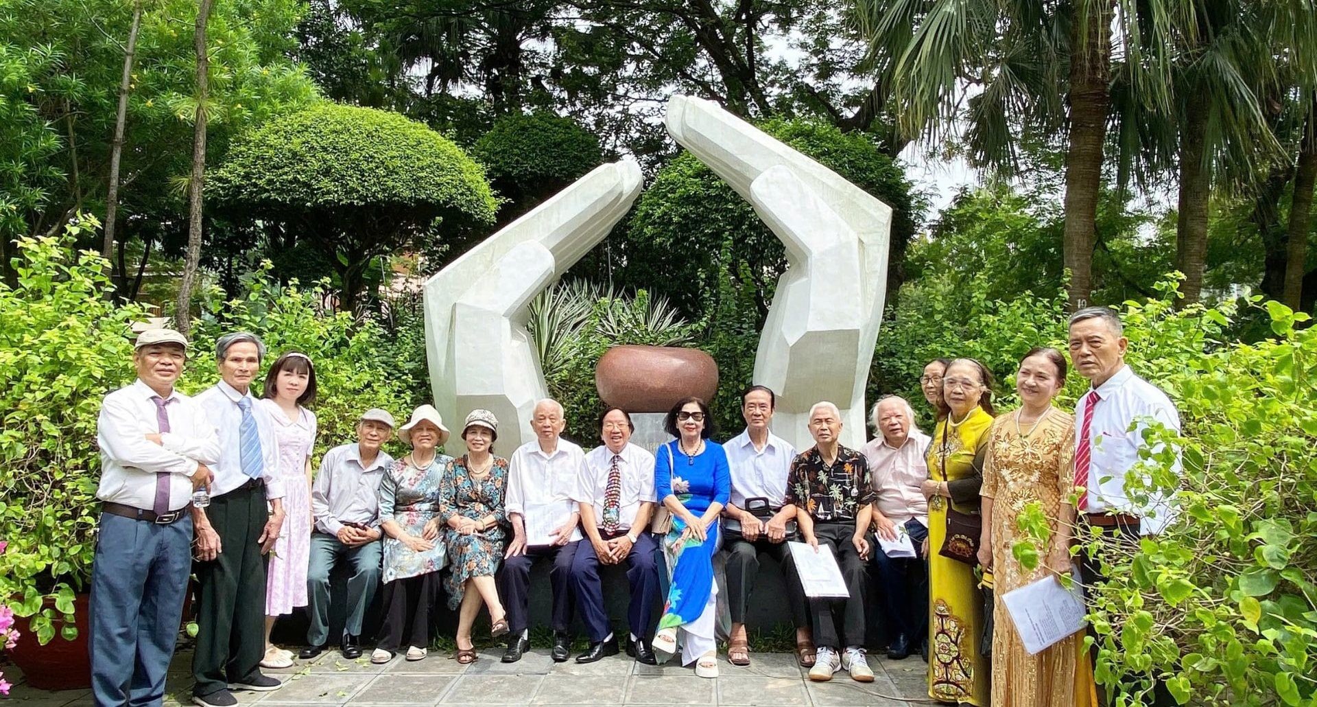 Cựuhọc sinh miền Nam bên công trình “Hạt giống đỏ”.