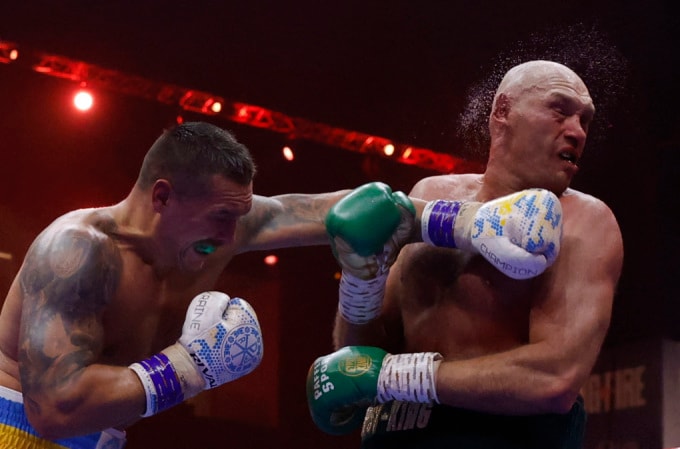 Oleksandr Usyk ra đòn bằng cú đấm thọc trái tay trúng mặt Tyson Fury trong trận thống nhất bốn đai quyền Anh hạng nặng tại Riyadh, Arab Saudi ngày 18/5. Ảnh: Reuters