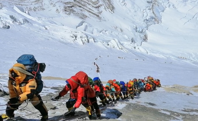 Đoàn leo núi chinh phục Everest. Ảnh: Bangkok Post