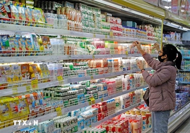 A customer shops at a supermarket in Hai Ba Trung district, Hanoi (Photo: VNA)