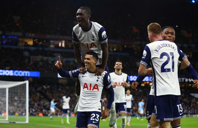 Cầu thủ Tottenham mừng bàn của Pedro Porro (số 23). Ảnh: Reuters