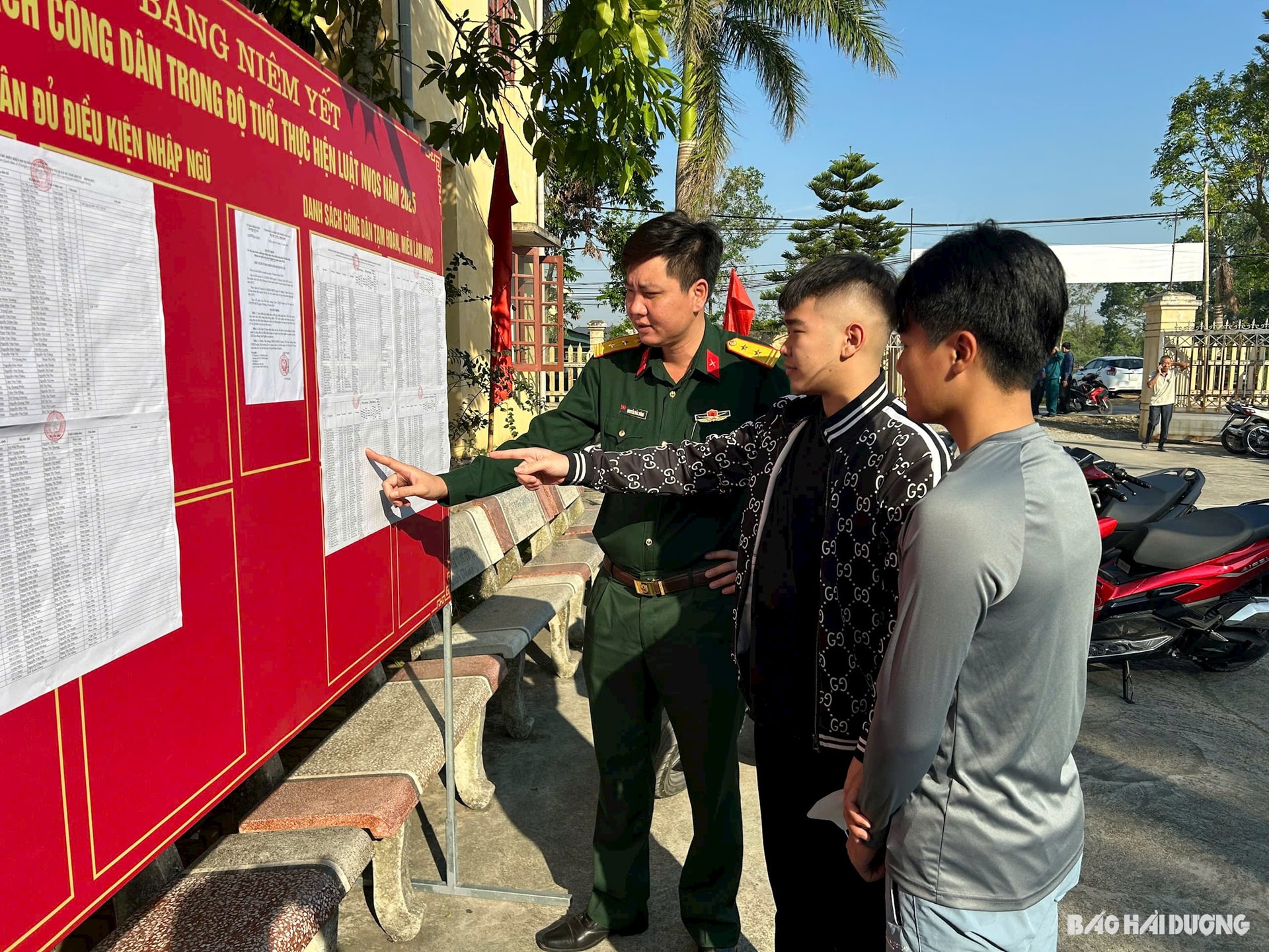 Công tác sơ tuyển nghĩa vụ quân sự tại các xã, thị trấn của huyện Tứ Kỳ diễn ra chặt chẽ, đúng quy định. Trong ảnh: Đại diện Hội đồng Nghĩa vụ quân sự huyện Tứ Kỳ hướng dẫn cho nam thanh niên xã Minh Đức khám sơ tuyển nghĩa vụ năm 2025