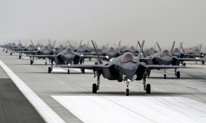 Tiêm kích F-35A Hàn Quộc diễn tập cất cánh đồng loạt vào tháng 3/2022. Ảnh: BQP Hàn Quốc.