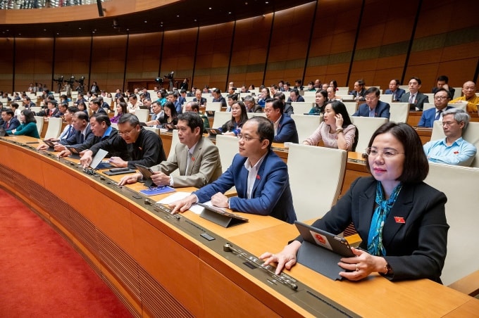 Đại biểu Quốc hội bấm nút thông qua nghị quyết về quyết định chủ trương đầu tư dự án đường sắt tốc độ cao trên trục Bắc Nam, chiều 30/11