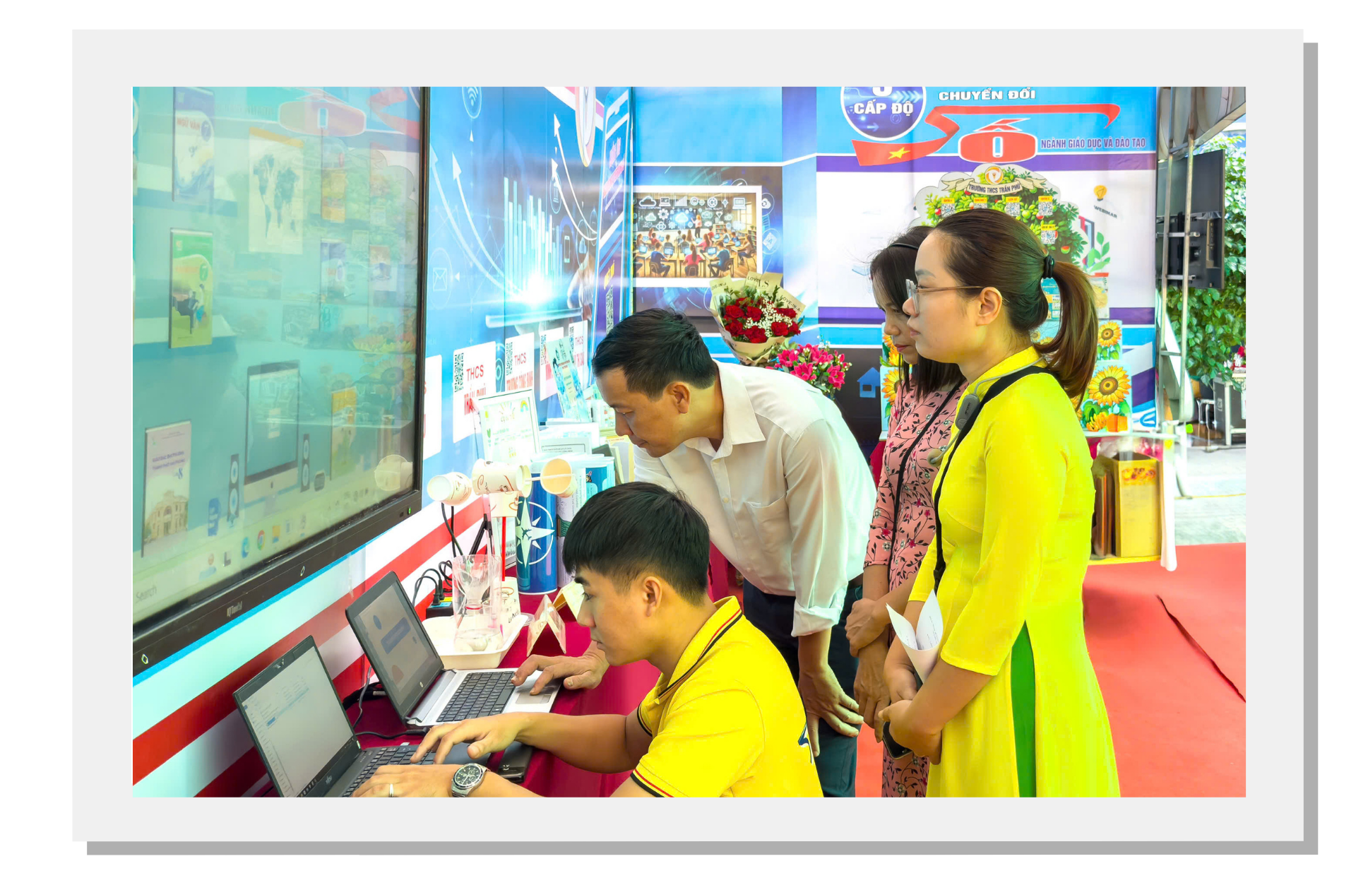 Cácđại biểu tham quan gian hàng tại Ngày hội sáng tạo thiết bị dạy học số ngànhGiáo dục-Đào tạo quận Lê Chân năm 2024.