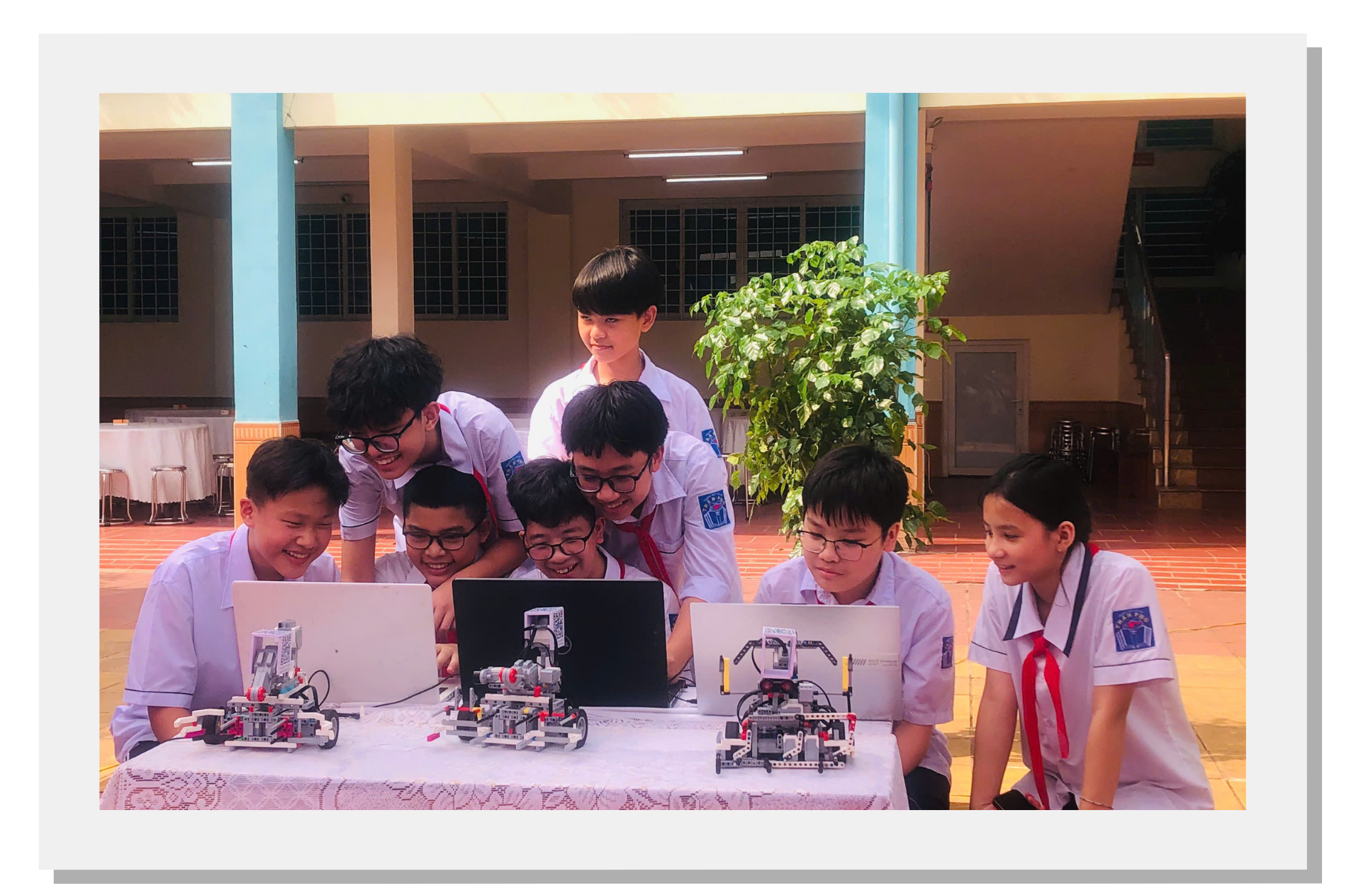 Họcsinh Trường THCS Trần Phú (quận Lê Chân) hào hứng sử dụng công nghệ trong cácbài học.