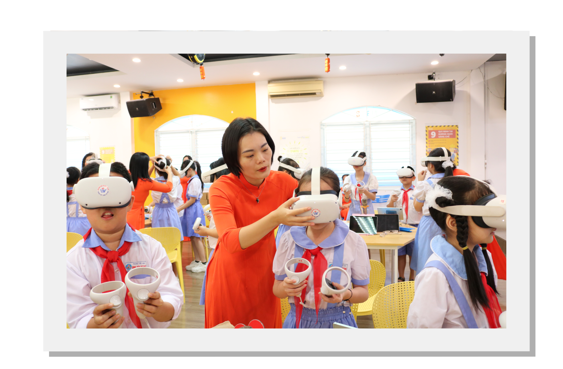 Học sinh Trường tiểu học Đinh Tiên Hoàng trải nghiệm, khám phá không gian thực tế ảo bằng kính 3D.