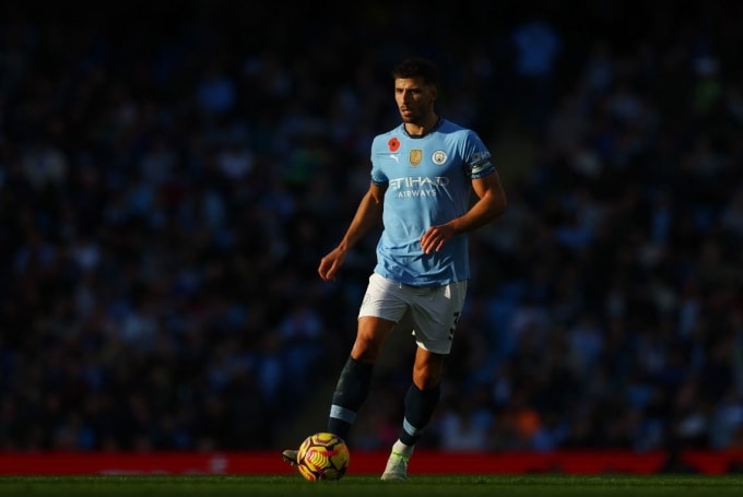 Ruben Dias cầm bóng trong trận Man City thắng Southampton trên sân Etihad, Manchester, Anh ngày 26/10. Ảnh: Reuters