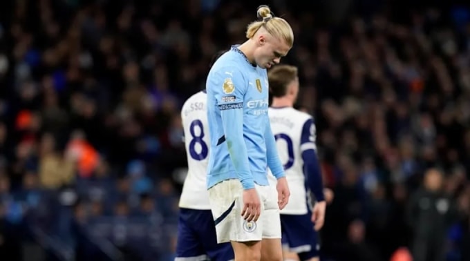 Tiền đạo Erling Haaland thất vọng trong trận Man City thua Tottenham 0-4 trên sân Etihad, Manchester, Anh ngày 23/11. Ảnh:Sportimage