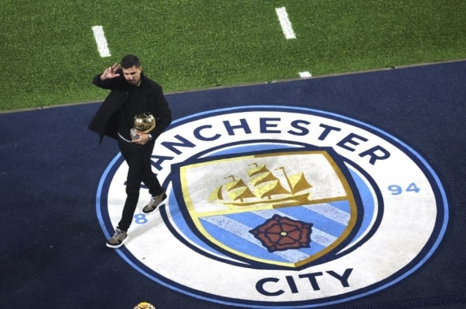 Tiền vệ Rodri vẫy tay chào người hâm mộ khi khoe Quả Bóng Vàng 2024 trước Man City thua Tottenham 0-4 trên sân Etihad, Manchester, Anh ngày 23/11. Ảnh: AP