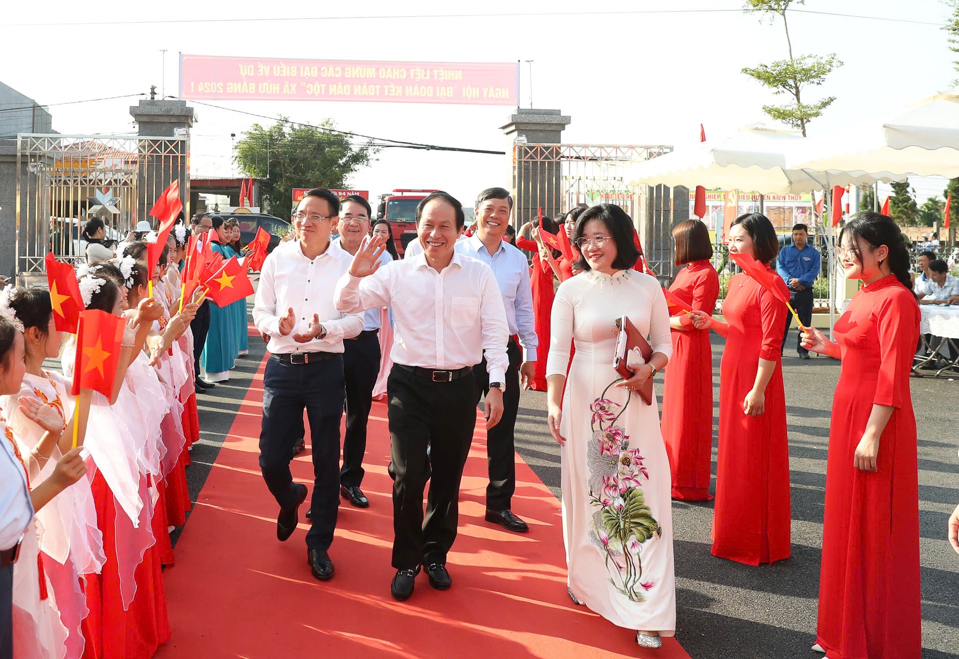 Đồng chí Lê Tiến Châu, Ủy viên Trung ương Đảng, Bí thư Thành ủy, Trưởng đoàn đại biểu Quốc hội Hải Phòng cùng các đồng chí lãnh đạo thành phố dự ngày hội Đại đoàn kết toàn dân tộc tại xã Hữu Bằng, huyện Kiến Thụy.