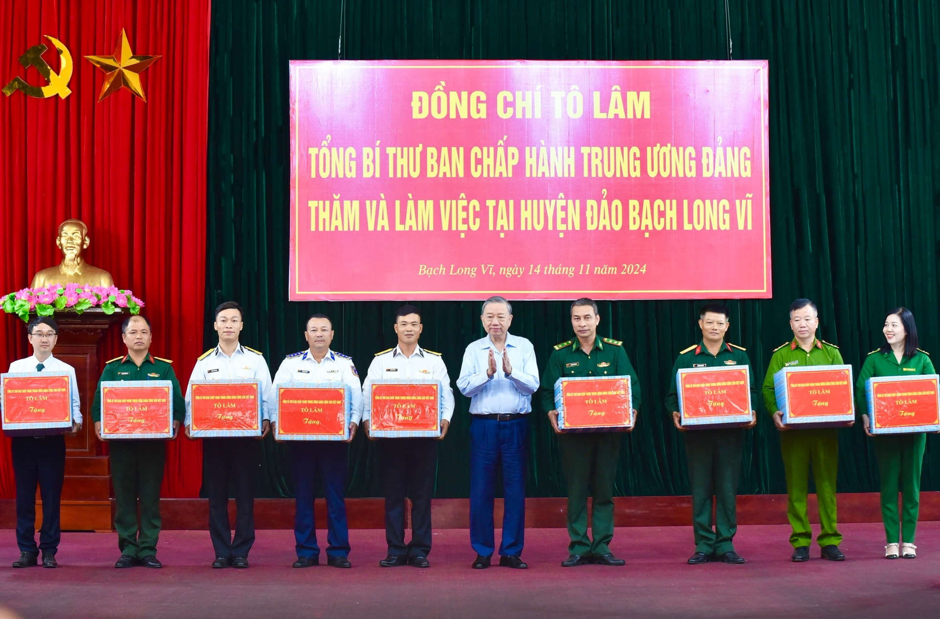 Đồng chí Tô Lâm, Tổng Bí thư Ban chấp hành Trung ương Đảng thăm và làm việc tại huyện Bạch Long Vĩ.