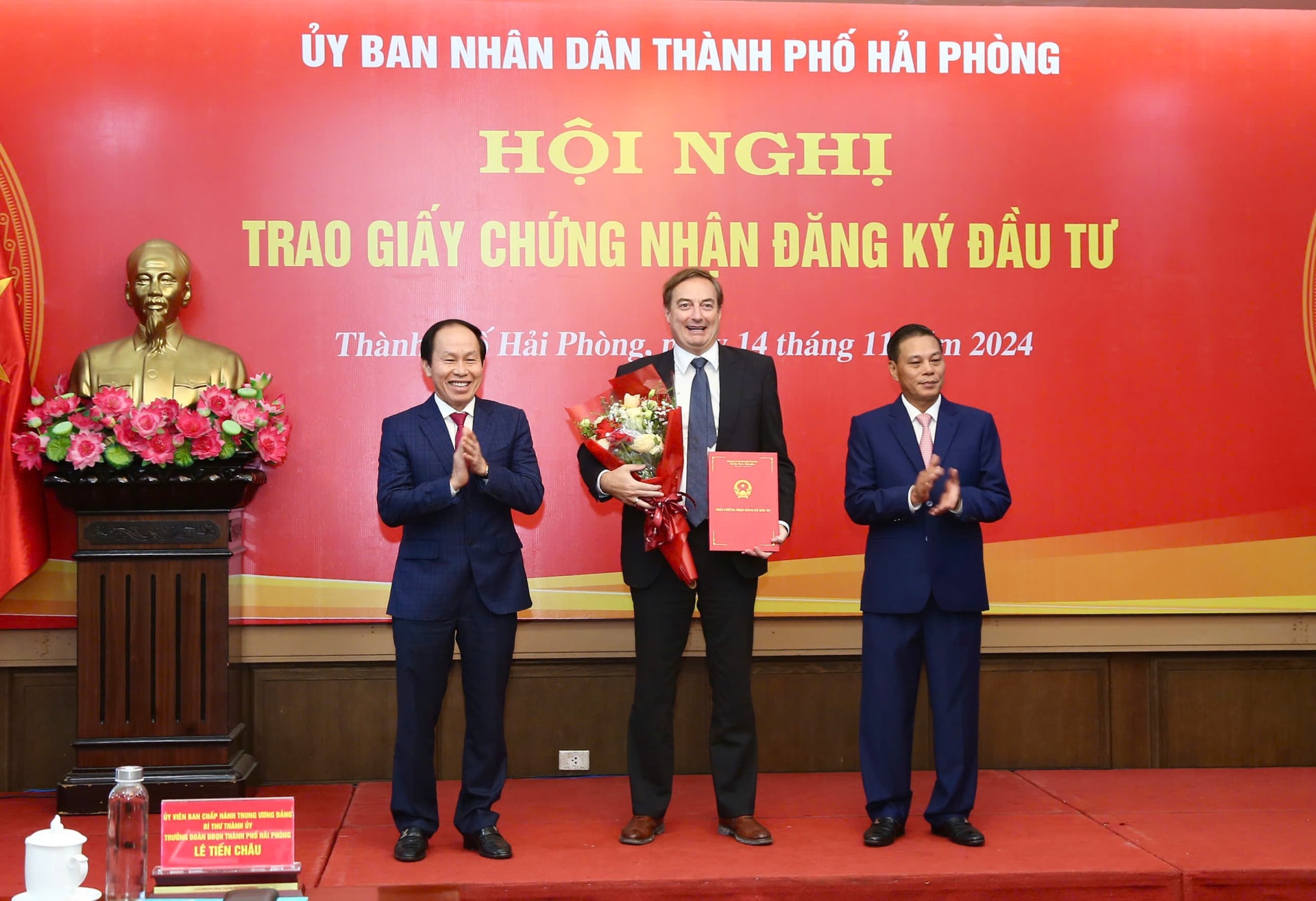 Các đồng chí: Lê Tiến Châu, Uỷ viên Trung ương Đảng, Bí thư Thành ủy, Trưởng Đoàn đại biểu Quốc hội Hải Phòng; Nguyễn Văn Tùng, Chủ tịch UBND thành phố trao hoa chúc mừng và giấy chứng nhận cho các doanh nghiệp.