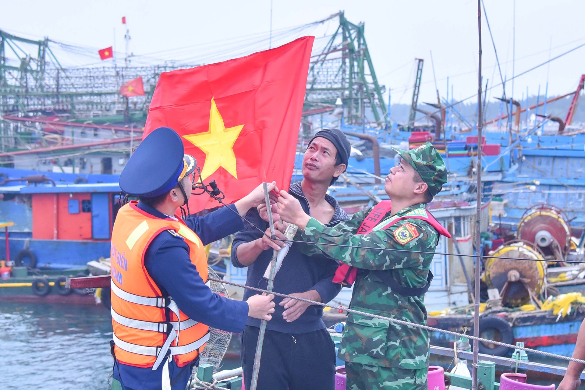 Các lực lượng đóng quân trên đảo Bạch Long Vĩ hỗ trợ ngư dân treo cờ Tổquốc.