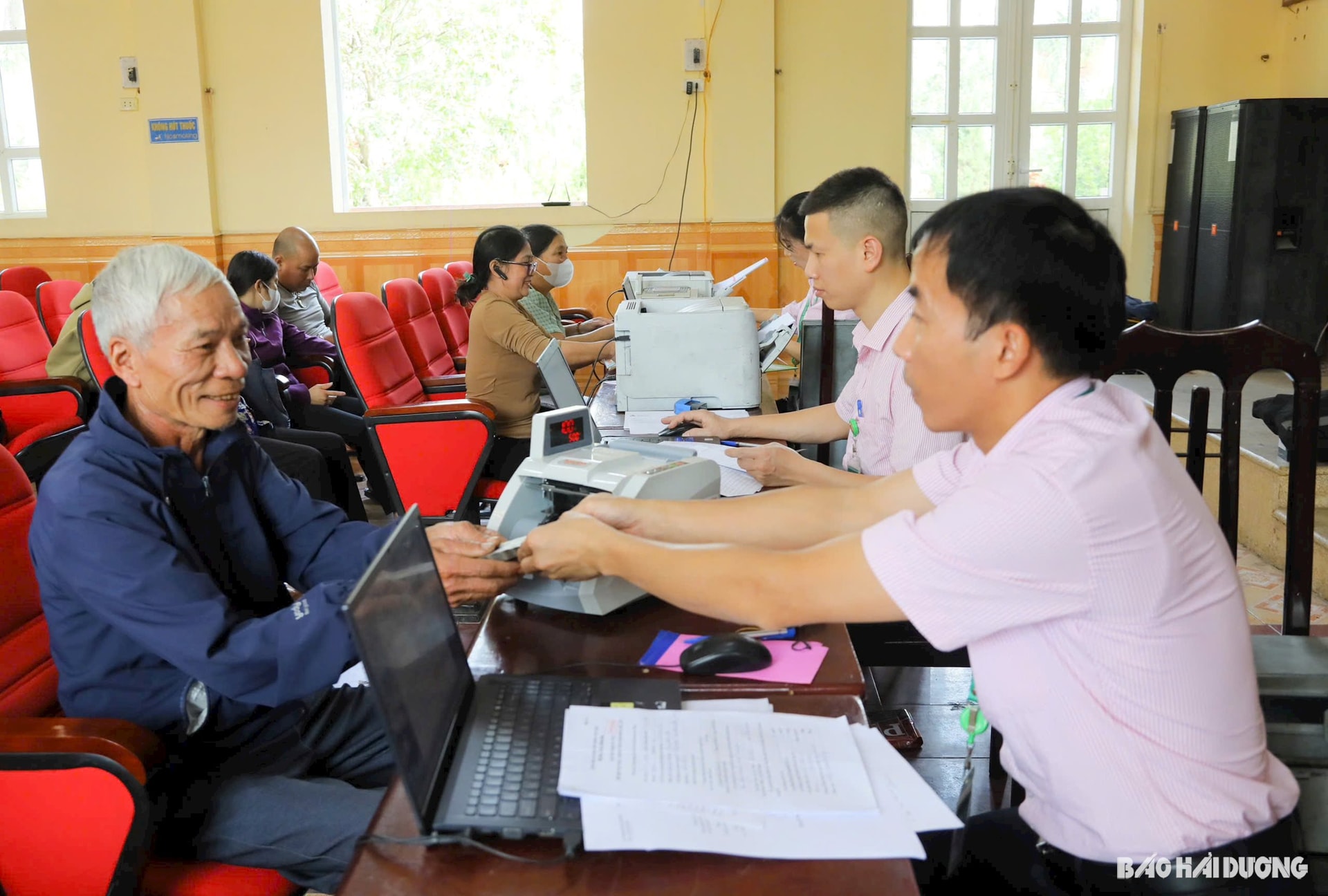 Toàn ngành ngân hàng trên địa bàn tỉnh, từ khối các ngân hàng thương mại cho đến hệ thống Ngân hàng Chính sách xã hội đều nỗ lực triển khai các biện pháp hỗ trợ người dân, doanh nghiệp