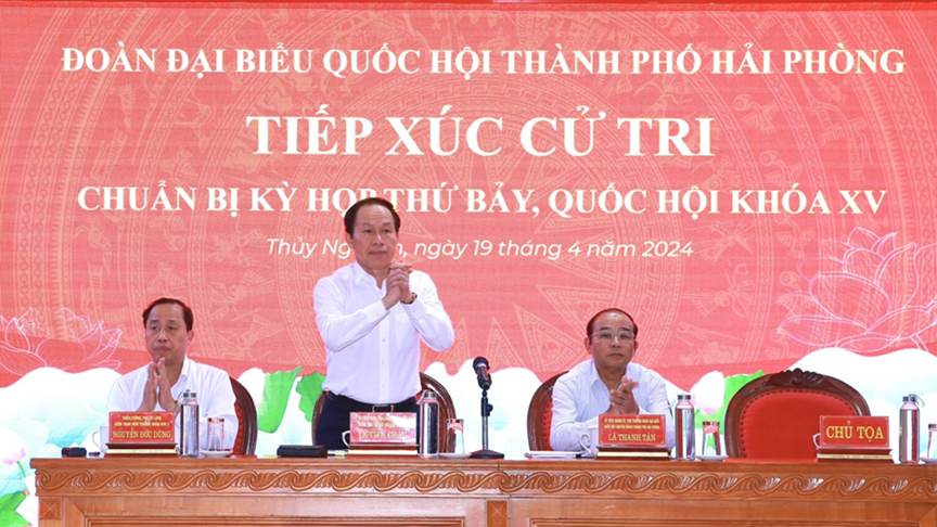 Đồng chí Lê Tiến Châu, Ủy viên Trung ương Đảng, Bí thư Thành ủy, Trưởng Đoàn đại biểu Quốc hội Hải Phòng cùng các đại biểu Quốc hội Hải Phòng tiếp xúc cử tri huyện Thủy Nguyên.