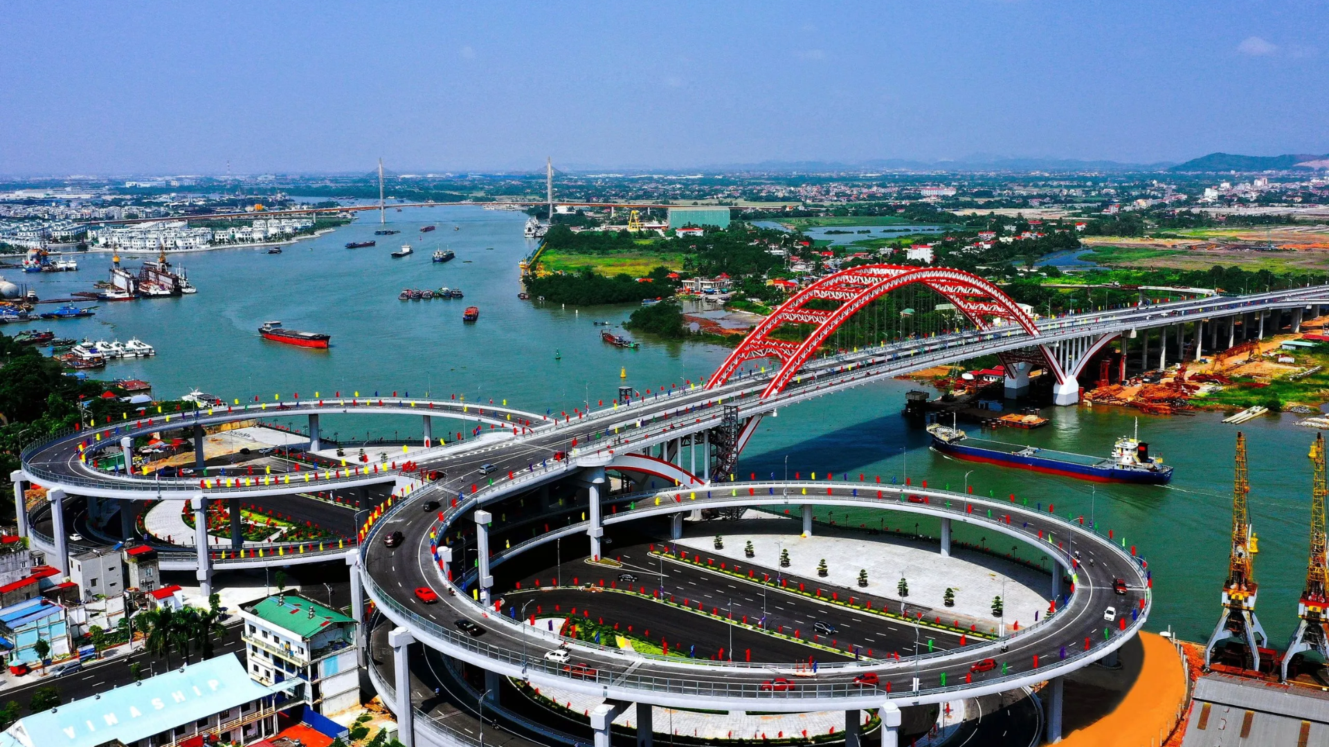 CầuHoàng Văn Thụ bắc qua sông Cấm, kết nối phường Minh Khai (quận Hồng Bàng) vớixã Tân Dương (huyện Thủy Nguyên).