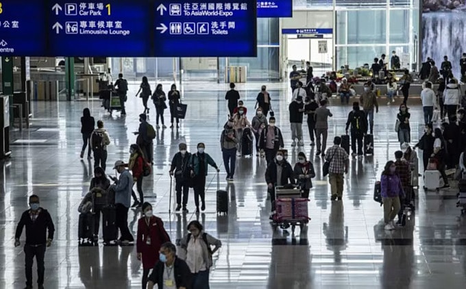 Hành khách tại Sân bay quốc tế Hongkong tháng 12/2022. Ảnh: AFP