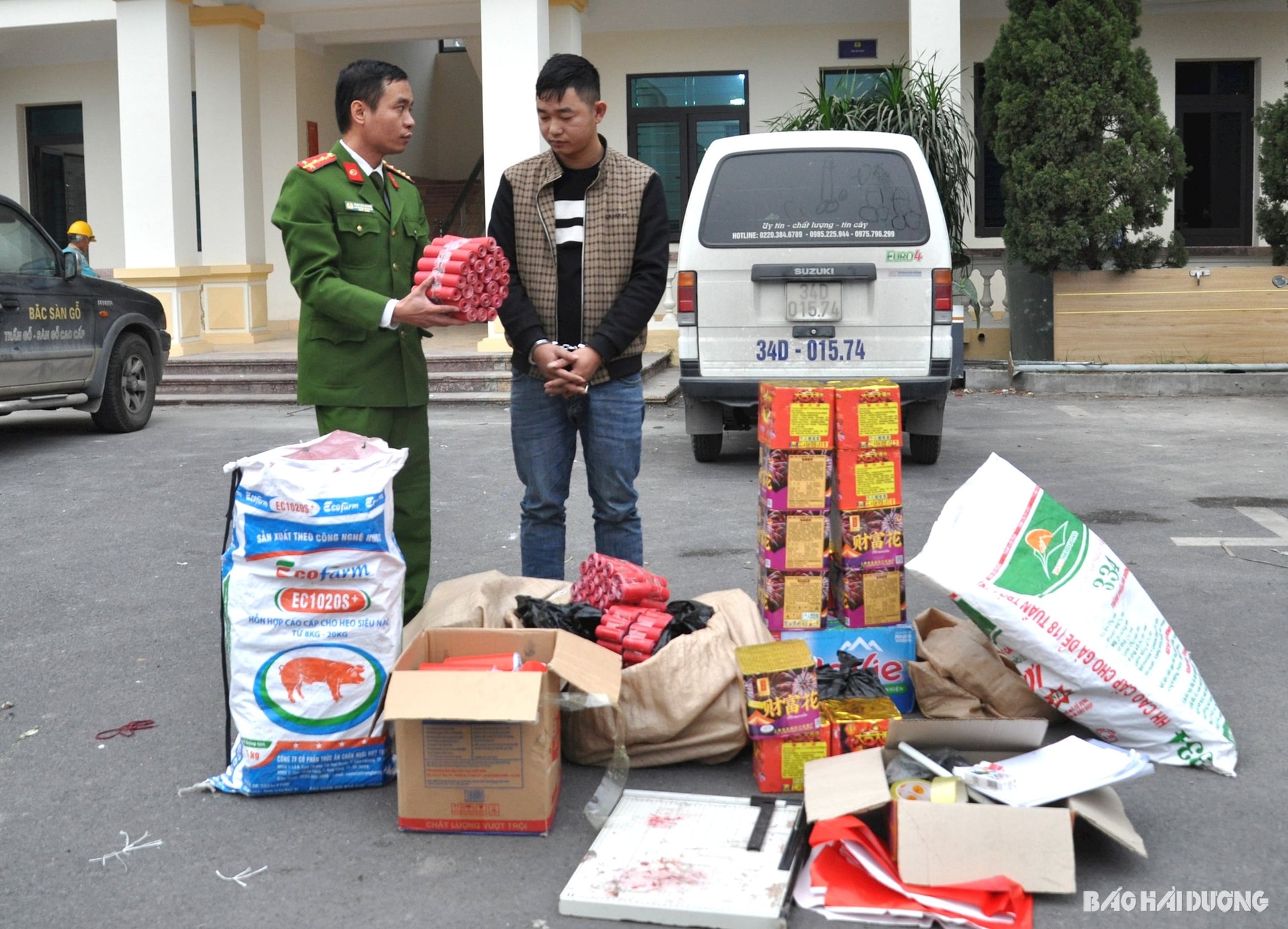  Đối tượng Bùi Văn Toàn và tang vật tại cơ quan công an