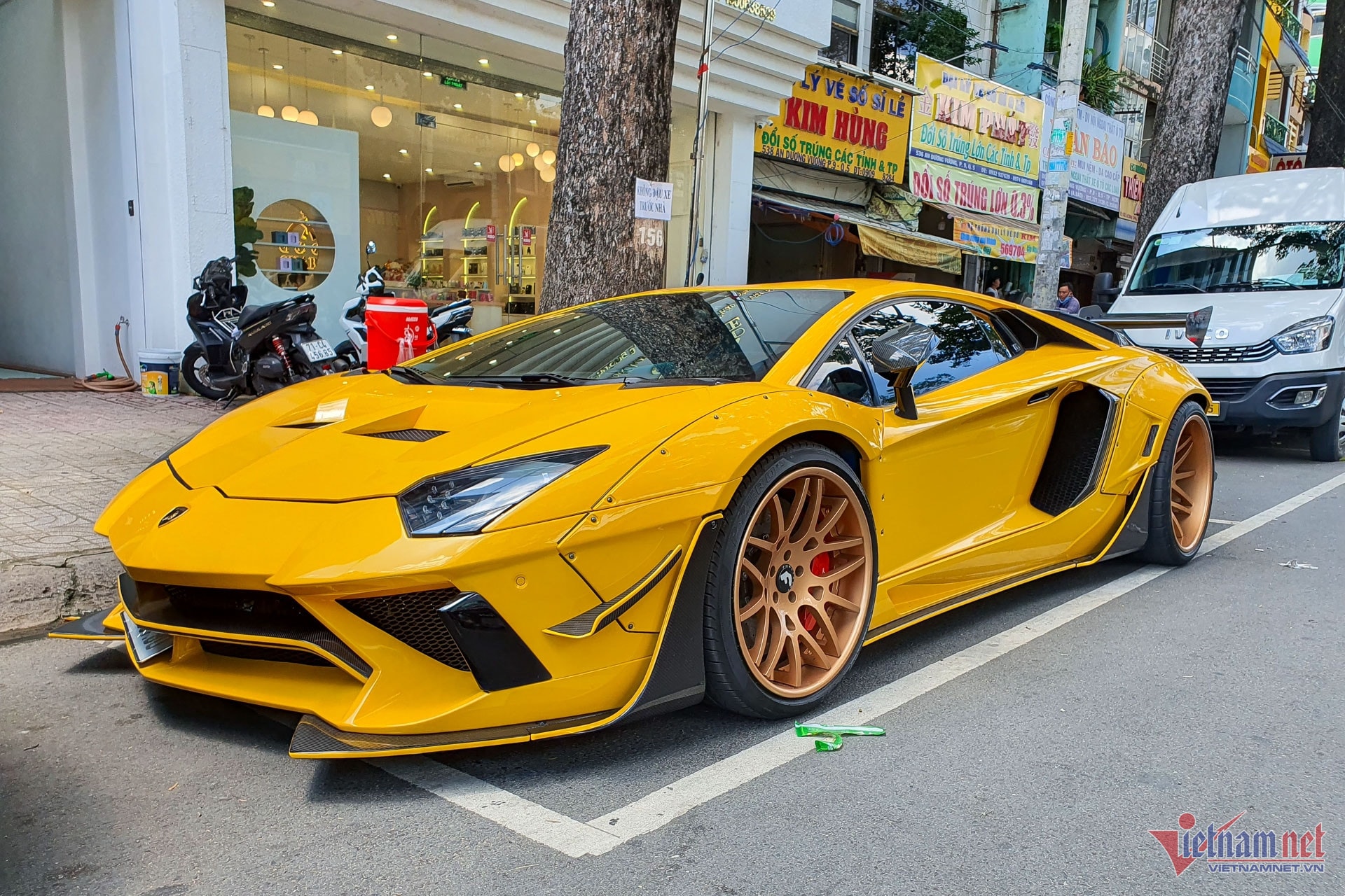 W-Lamborghini Aventador Liberty Walk 10.jpg