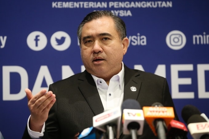 Bộ trưởng Giao thông Malaysia Anthony Loke nói tại cuộc họp báo về nối lại tìm kiếm MH370 vào ngày 20/12. Ảnh: MalayMail