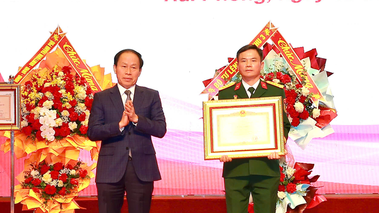 Đồngchí Lê Tiến Châu, Uỷ viên Trung ương Đảng, Bí thư Thành ủy, Trưởng Đoàn đạibiểu Quốc hội Hải Phòng trao bằng khen của Thủ tướng Chính phủ tặng Đại tá BùiXuân Thắng.