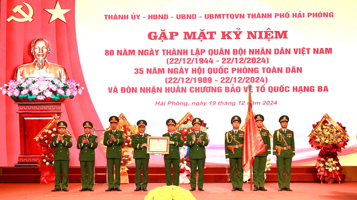 Thiếu tướng Bùi Công Chức, Phó chính ủy Quân khu Ba gắn và trao Huânchương Bảo vệ Tổ quốc hạng Ba tặng Bộ chỉ huy Quân sự thành phố.