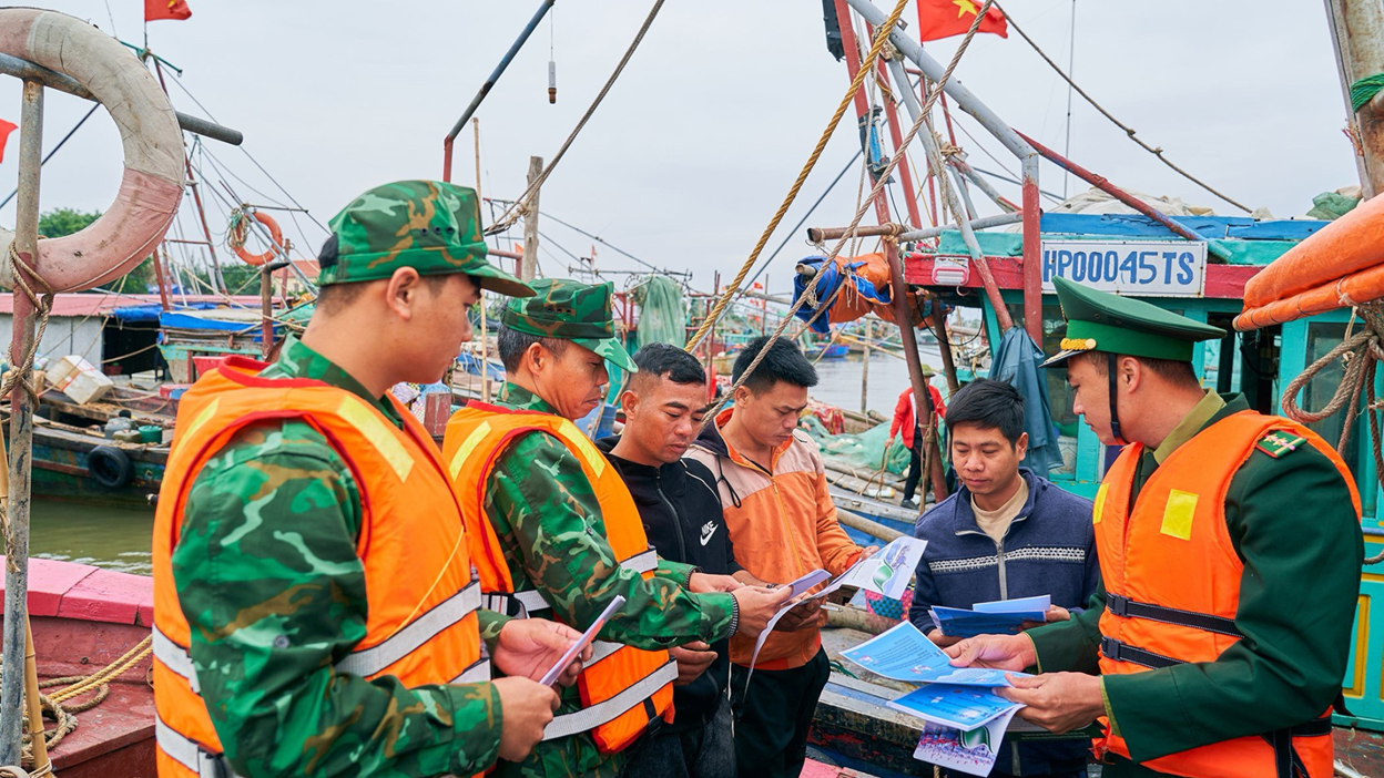 Cán bộ, chiến sĩ Đồn biên phòng Đoàn Xá tuyên truyền pháp luật cho ngưdân.