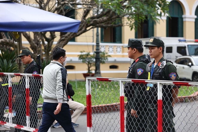 Lực lượng cảnh sát cơ động giám sát và kiểm tra người vào tham dự khu vực sân toà. Ảnh: Quỳnh Trần