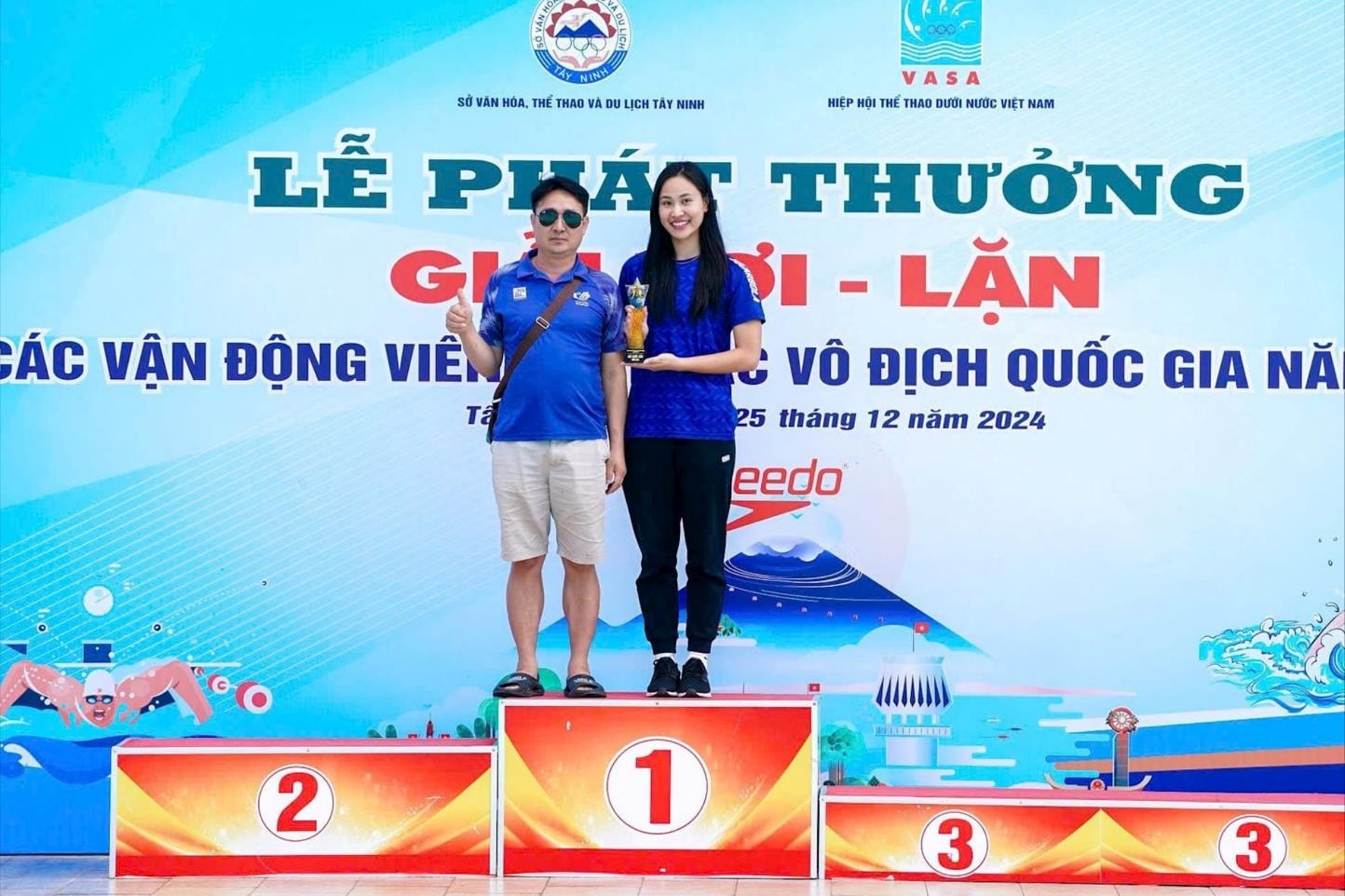 Vận động viên Phạm Thị Thu nhận phần thưởng cho vận động viên nữ lặn xuất sắc nhất của giải. Ảnh: ĐVCC