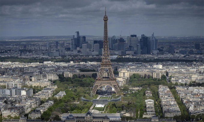 Tháp Eiffel tại thủ đô Paris, Pháp ngày 15/4