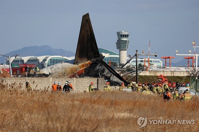 Phi cơ của Jeju Air cháy rụi sau tai nạn ở Muan, Hàn Quốc ngày 29/12. Ảnh: Yonhap