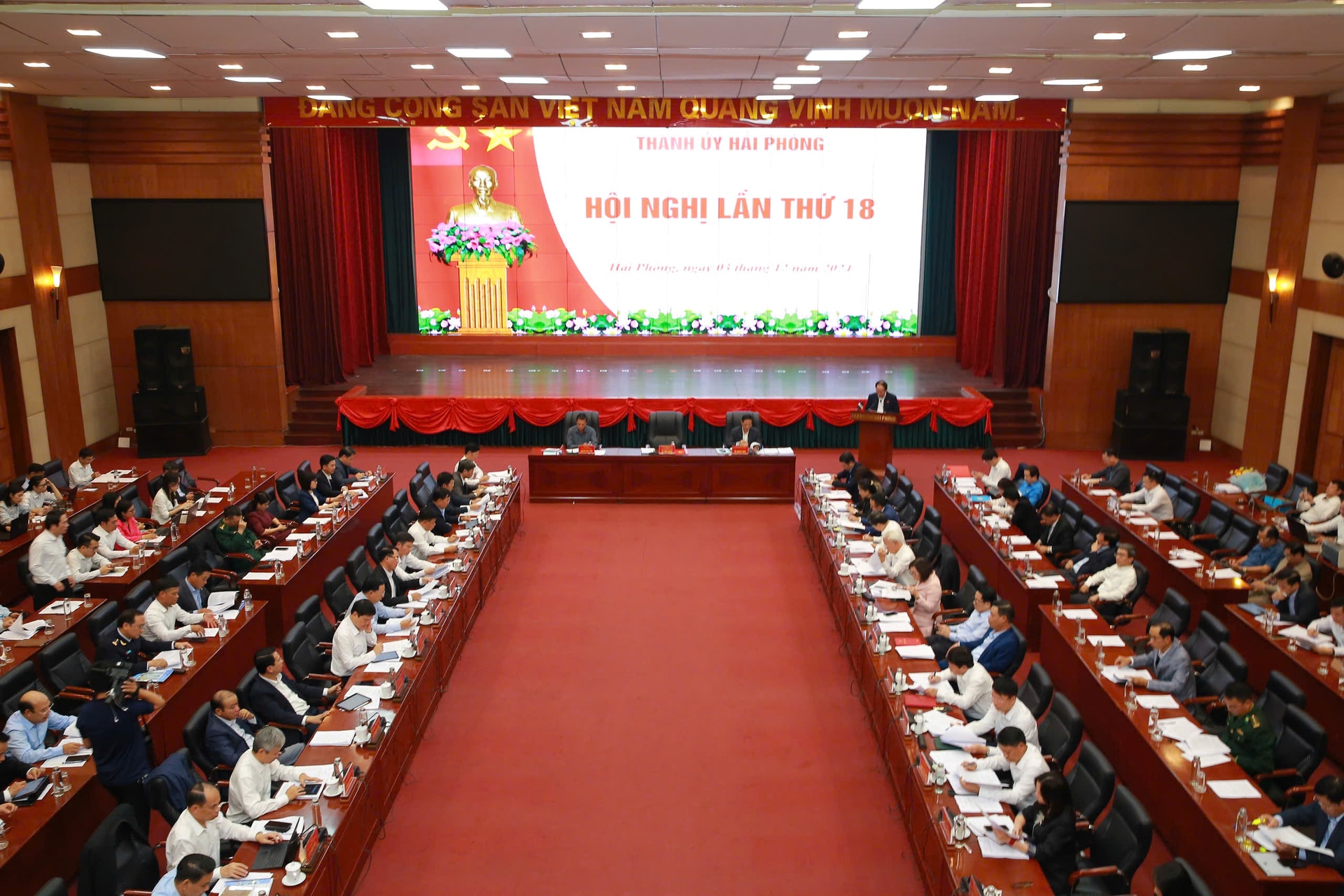 Đồng chí Lê Tiến Châu, Ủy viên Trung ương Đảng, Bí thư Thànhủy, Trưởng Đoàn đại biểu Quốc hội Hải Phòng cùng các đồng chí Thường trực Thànhủy chủ trì hội nghị.