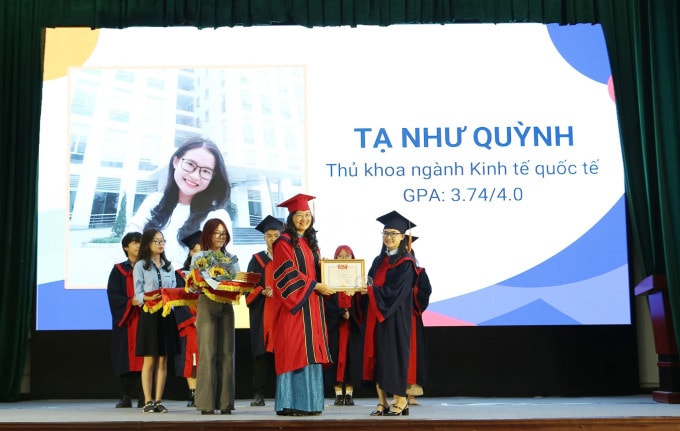 Như Quỳnh nhận bằng khen thủ khoa ngành Kinh tế quốc tế, học viện Ngoại giao, năm 2022. Ảnh: Nhân vật cung cấp