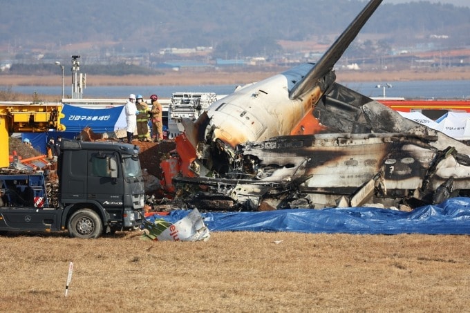 Phần đuôi của phi cơ Jeju Air tại hiện trường ở sân bay Muan, Hàn Quốc, ngày 29/12. Ảnh: Yonhap