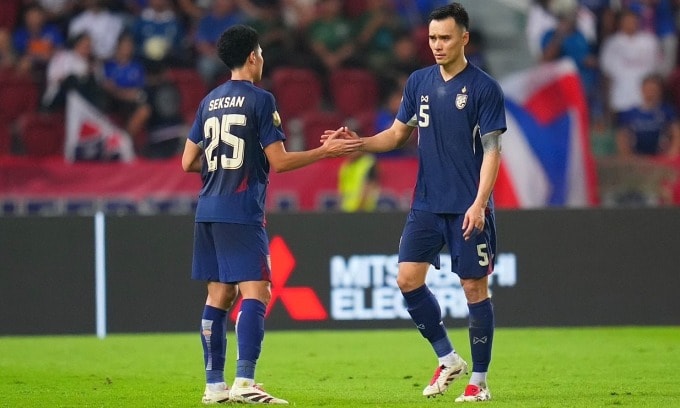 Chalermsak (số 5) trong trận Thái Lan thắng Philippines 3-1 ở lượt về bán kết ASEAN Cup 2024 trên sân Rajamangala, Bangkok ngày 30/12. Ảnh: FAT