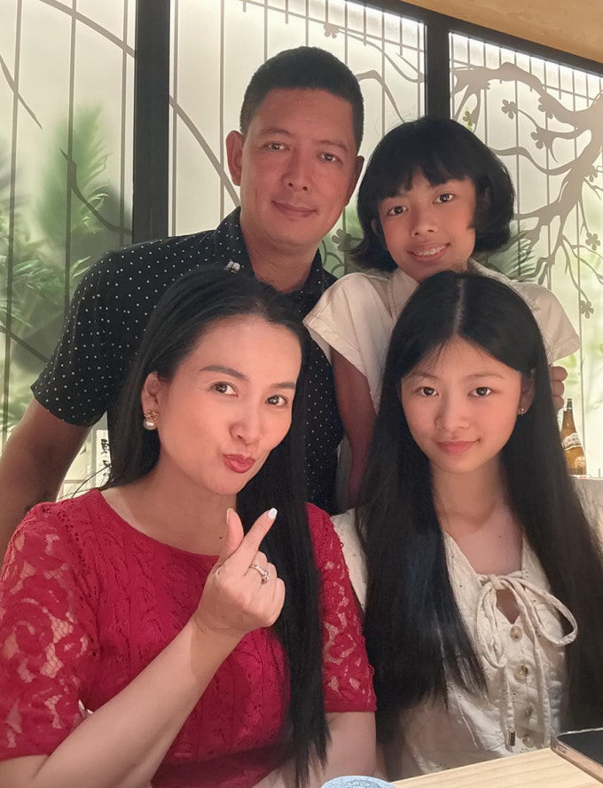 Một số nghệ sĩ chọn đón năm mới bên gia đình. Vợ diễn viên Bình Minh - Anh Thơ - cho biết định đưa hai con sang Nhật Bản du lịch nhưng do không thu xếp kịp thời gian nên đưa cả nhà đi nhà hàng ăn tiệc, chờ thời khắc countdown (giao thừa).
