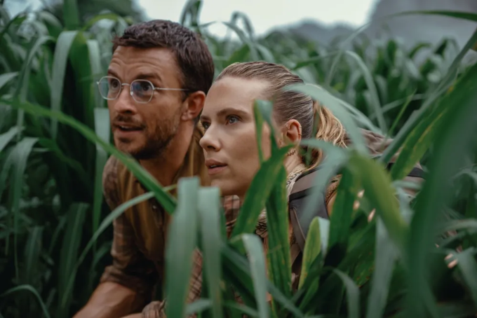 Jonathan Bailey (trái) và Scarlett Johansson trong phim Jurassic World Rebirth, sẽ công chiếu ngày 2/7. Ảnh: Universal Pictures