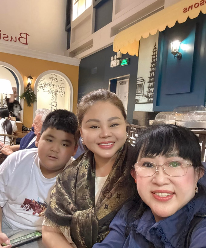 Lê Giang cho biết đưa con trai út Luke sang Nhật Bản đón năm mới. Theo diễn viên, thời tiết ở đất nước mặt trời mọc rất lạnh, tuyết rơi dày. Chị dự định cho bé trượt tuyết, vui chơi vài ngày trước khi trở lại Australia để tiếp tục việc học.