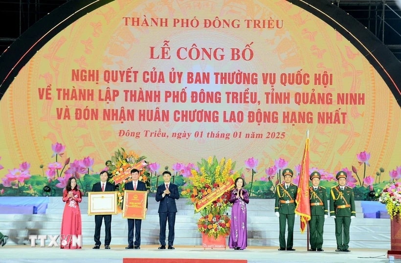 Phó Chủ tịch Quốc hội Nguyễn Thị Thanh trao Nghị quyết của Ủy ban Thường vụ Quốc hội về thành lập thành phố và Huân chương Lao động hạng Nhất cho Đảng bộ, chính quyền, nhân dân thành phố Đông Triều. (Ảnh: Thanh Vân/TTXVN)