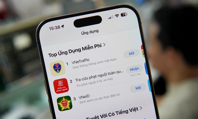 Ứng dụng VNeTraffic đứng đầu bảng xếp hạng trên App Store tại Việt Nam, ngày 2/1. Ảnh: Lưu Quý