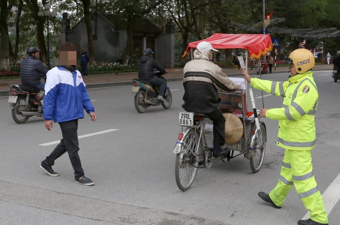 Cảnh sát giao thông xử phạt người đi bộ ở Hà Nội. Ảnh: Phương Sơn