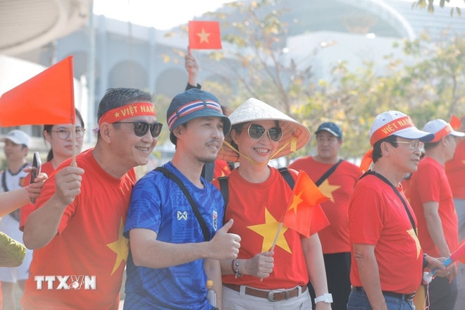 ttxvn-chung-ket-luot-ve-asean-cup-2024-co-dong-vien-tiep-lua-cho-doi-tuyen-viet-nam-05-2.jpg