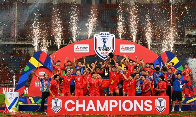 Tuyển Việt Nam nâng cup vô địch ASEAN Cup 2024 trên san Rajamangala, Bangkok ngày 5/1. Ảnh: Đức Đồng