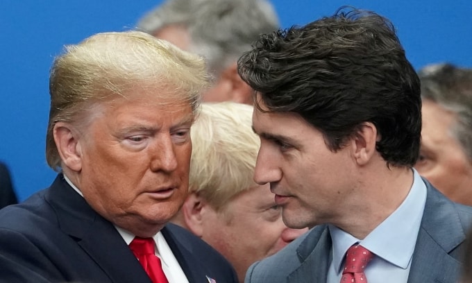 Ông Trump (trái) và ông Trudeau tại Anh năm 2019. Ảnh: Reuters