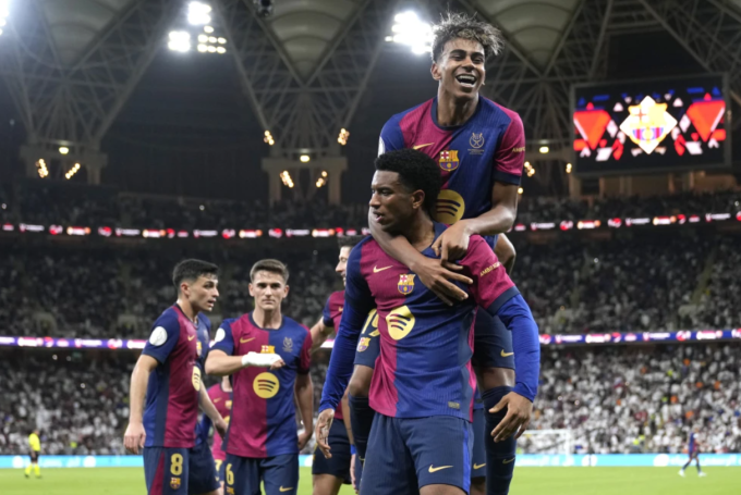 Các cầu thủ Barca mừng bàn thứ tư trong trận thắng Real 5-2 trên sân King Abdullah Sports City, Jeddah, Arab Saudi tối 12/1. Ảnh: AP