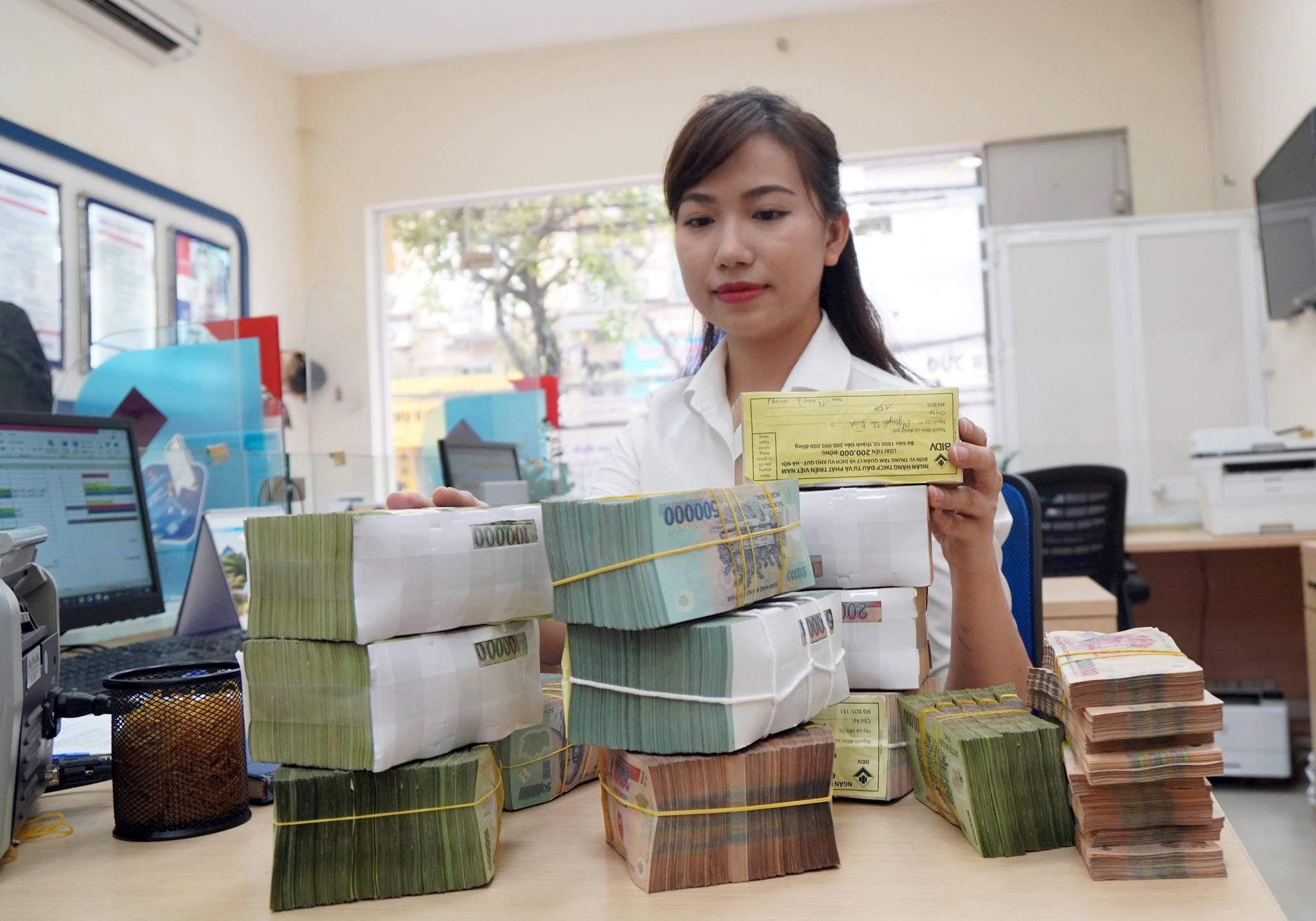 Ngân hàng Nhà nước chi nhánh, sở giao dịch, tổ chức tín dụng phải thông báo kịp thời cho cơ quan công an nơi gần nhất để phối hợp, xử lý khi phát hiện có dấu hiệu nghi vấn tàng trữ, vận chuyển, lưu hành tiền giả (ảnh minh họa)