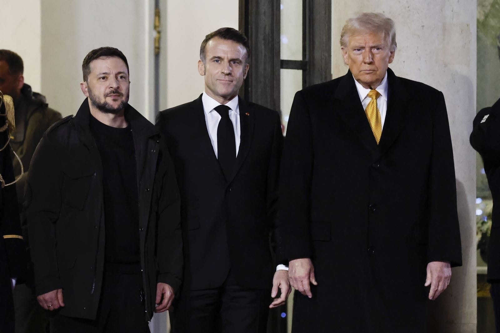 tong-thong-phap-emmanuel-macron-giua-tong-thong-dac-cu-my-donald-trump-phai-va-tong-thong-ukraine-volodymyr-zelensky-tai-cuoc-gap-o-paris-phap-ngay-7-12-2024.jpg